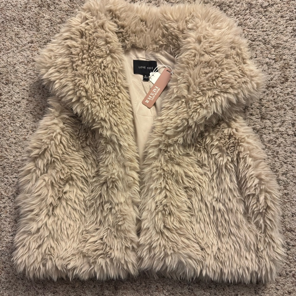 NWT Love Tree Chic Faux Fur Vest